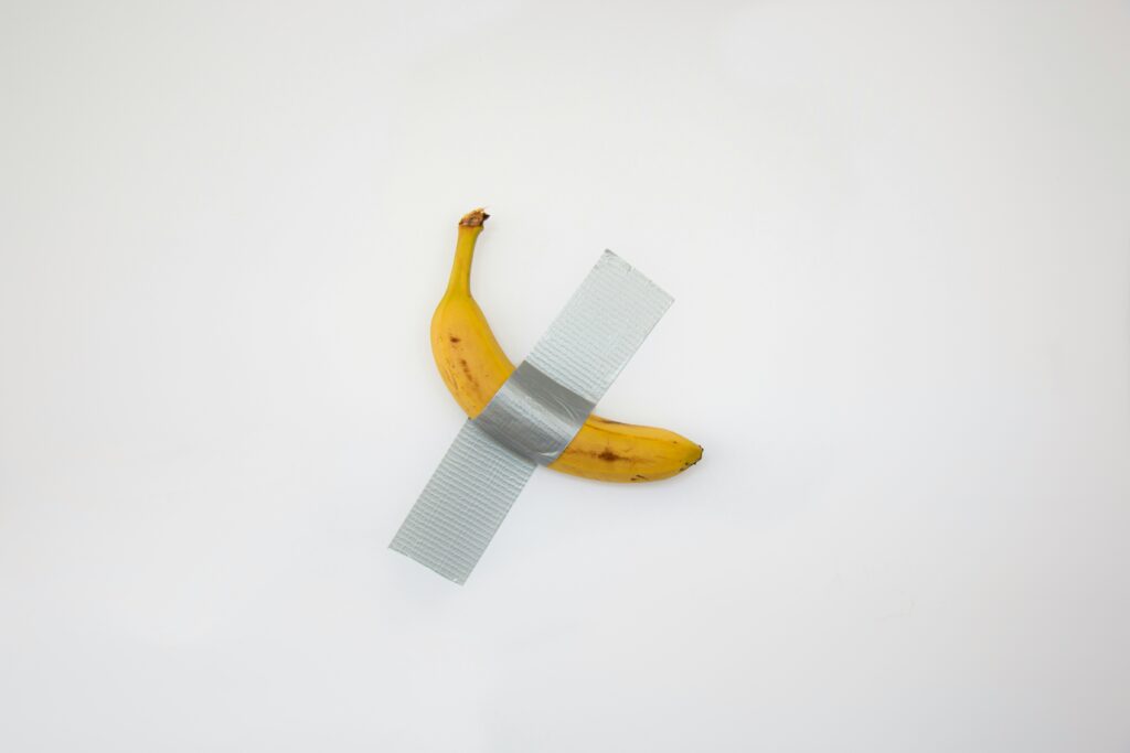 Digitale ducttape: helpt of hindert uw IT? 2 A modern office workspace with tangled cables, outdated devices, and improvised tech fixes symbolizing a struggling IT setup patched together like "digital duct tape"