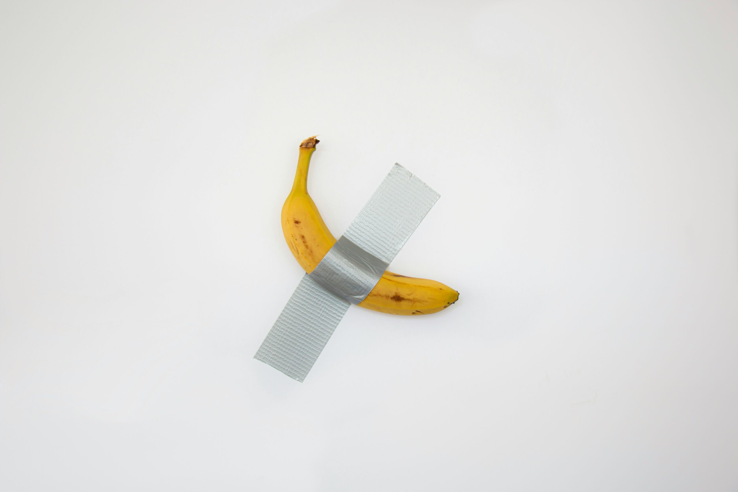 Digitale ducttape: helpt of hindert uw IT? 1 A modern office workspace with tangled cables, outdated devices, and improvised tech fixes symbolizing a struggling IT setup patched together like "digital duct tape"