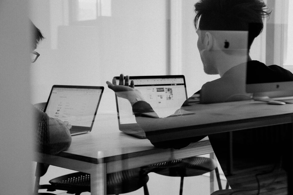 Hoe u vergaderoverbelasting kunt verminderen met slimmere IT- en samenwerkingstools 1 Hoe u vergaderoverbelasting kunt verminderen met slimmere IT- en samenwerkingstools