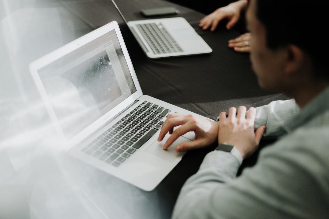 Beheer van de kennisbank: houd het overzichtelijk en doorzoekbaar 1 Persoon die aan een laptop werkt, wat het dagelijkse beheer van de kennisbank voor een groeiend team symboliseert