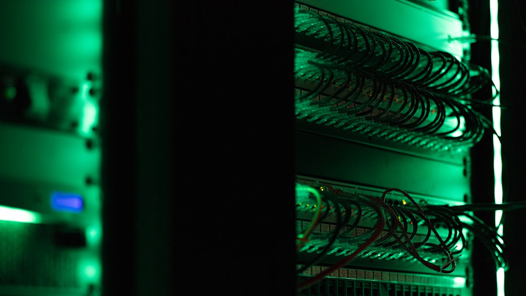Serverrack in een donkere kamer, het type on-premise hardware dat bedrijven uitfaseren tijdens SMB-cloudmigratie