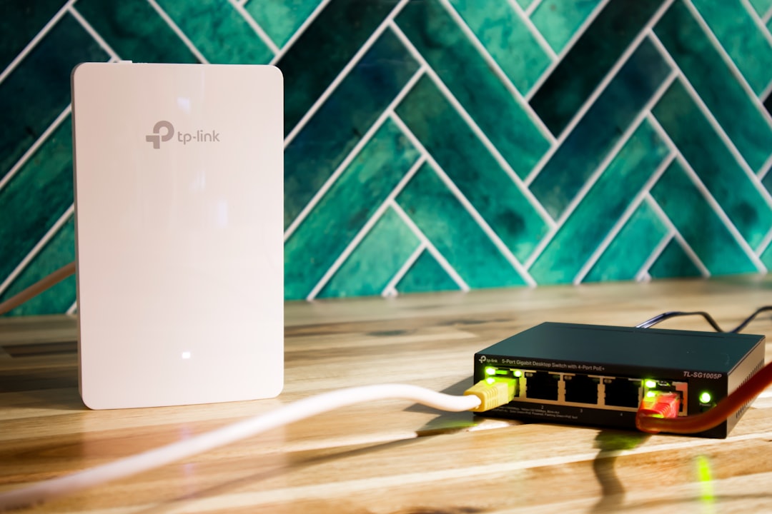 Uw wifi op kantoor is traag: het ligt waarschijnlijk niet aan het internet 1 Een draadloos access point naast een netwerkswitch met bekabeling, de hardware achter betrouwbare wifi op kantoor