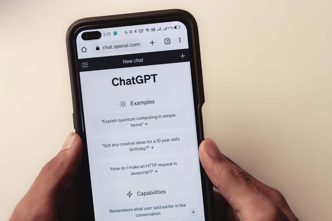 AI chatbot nyitva egy okostelefonon, az árnyék AI eszközök azon fajtája, amelyet az alkalmazottak az IT tudta nélkül használnak