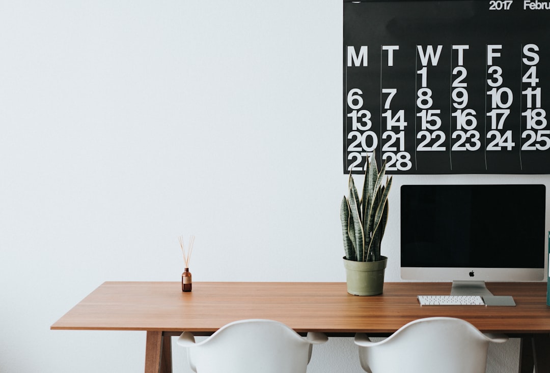 Tiszta, minimalista irodai íróasztal, készen egy új munkavállaló számára, az IT onboarding ellenőrzőlista kiindulópontja