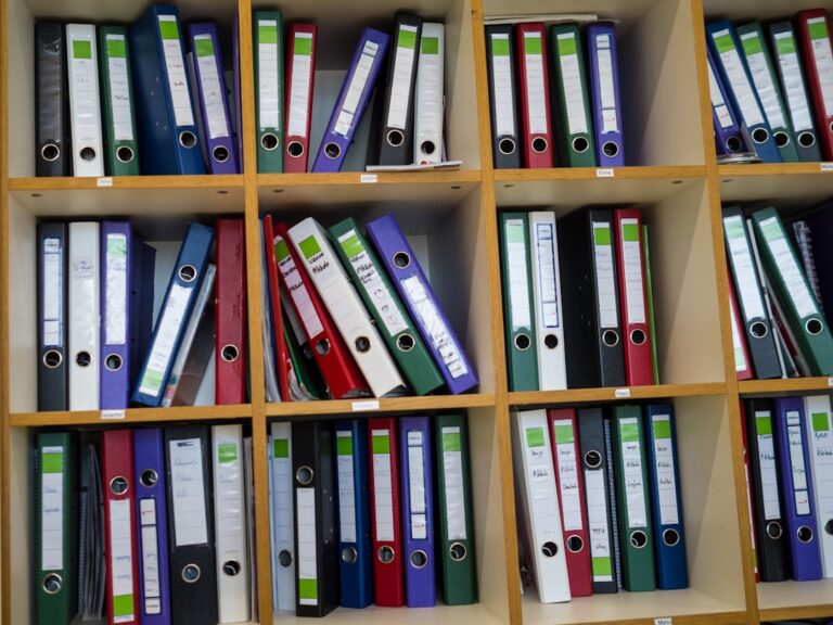 Az IT-dokumentáció, amelyet csak akkor hiányol, amikor már késő 1 shelves filled with colourful binders d202to