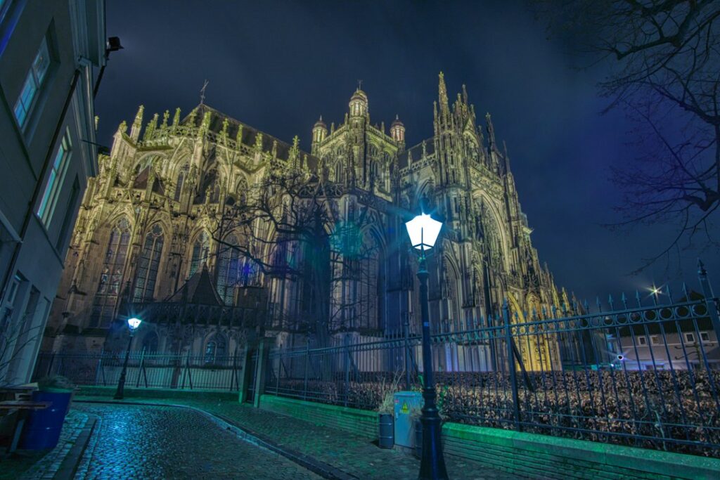 IT support Den Bosch: St. John's Cathedral in 's-Hertogenbosch at night