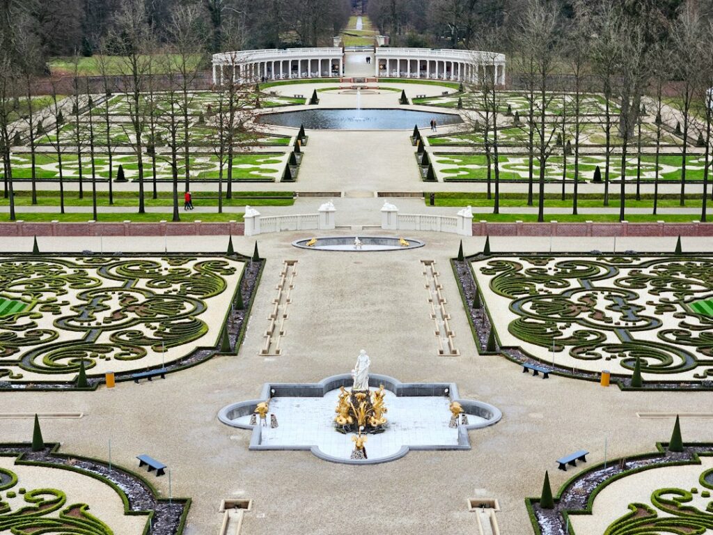 IT support Apeldoorn: formal gardens with a fountain in Apeldoorn