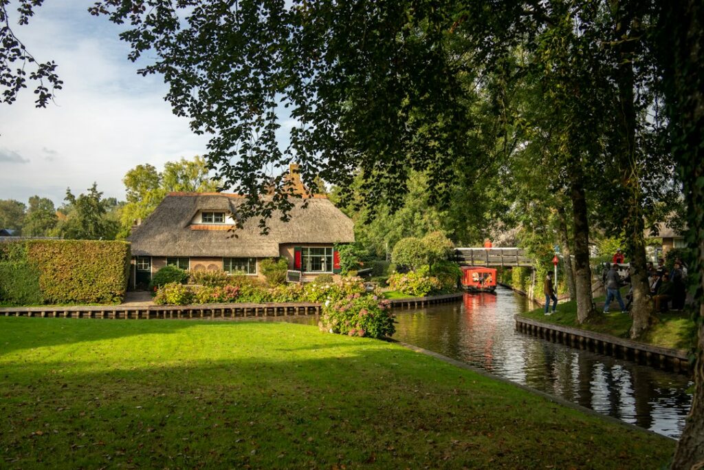 IT support Meppel: thatched houses along a canal in nearby Giethoorn